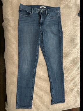 Levi's Women's Shaping Skinny Jeans in Medium Blue Wash